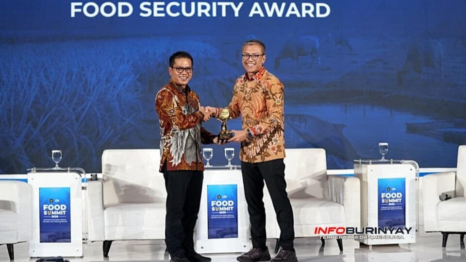 Bupati Bandung Dadang Supriatna menerima penghargaan ketahanan pangan pada ajang Food Summit 2026
