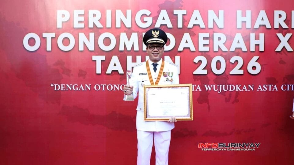 Bupati Bandung Dadang Supriatna menerima penghargaan kinerja tinggi EPPD 2025 dengan latar peringatan Hari Otonomi Daerah 2026