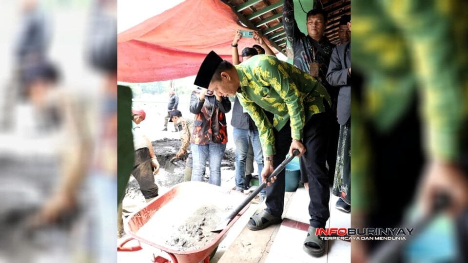 Bupati Bandung Dadang Supriatna mengaduk semen saat peletakan batu pertama pembangunan Masjid Besar Paseh di Desa Cipaku