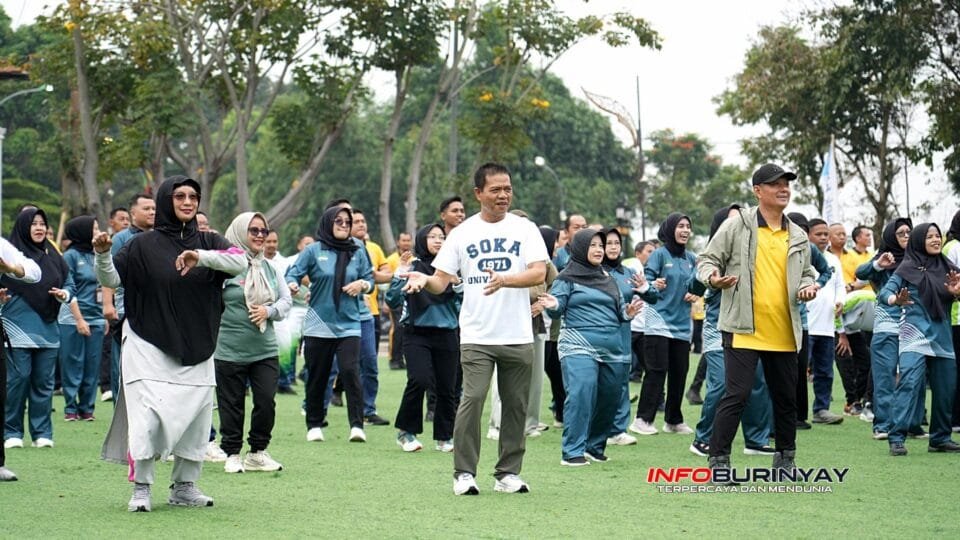 Bupati Bandung Dadang Supriatna mengikuti senam bersama TNI-Polri dan ASN pada peringatan Hari K3 2026 di Lapangan Upakarti Soreang