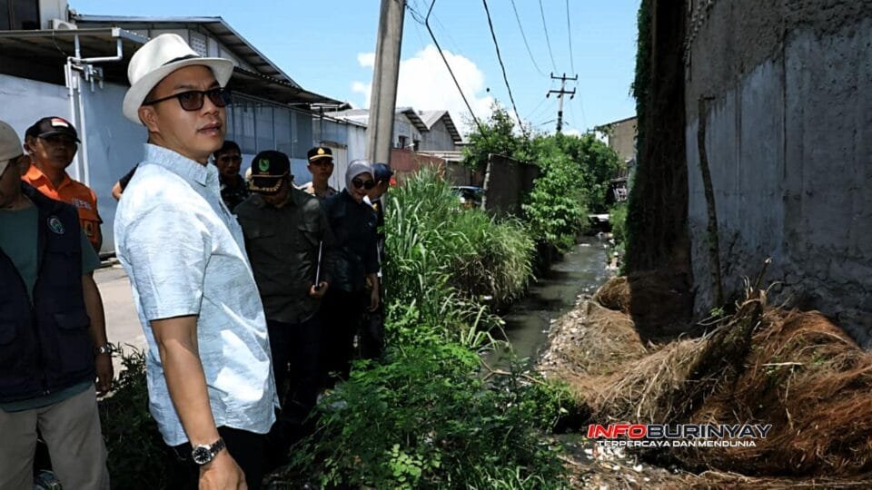 Bupati Bandung Dadang Supriatna meninjau kondisi aliran Sungai Cikahiyangan di Margahayu yang mengalami penyempitan dan penumpukan sampah