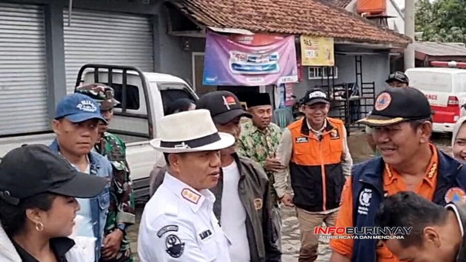 Bupati Bandung Dadang Supriatna meninjau langsung lokasi banjir dan berdialog dengan petugas serta relawan di Desa Sukamanah, Rancaekek.