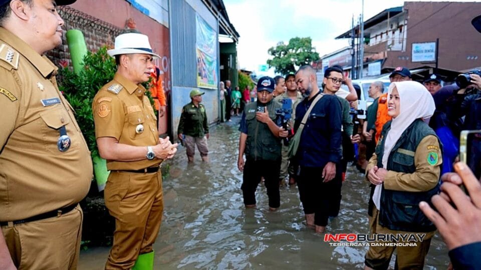 Bupati Bandung Dadang Supriatna meninjau langsung lokasi banjir di kawasan permukiman warga Kabupaten Bandung