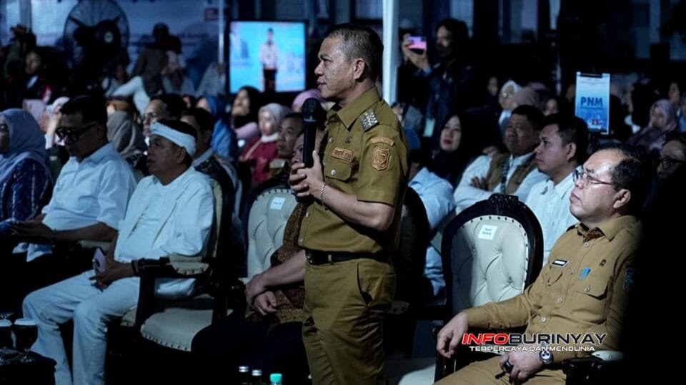 Bupati Bandung Dadang Supriatna menyampaikan pernyataan saat menghadiri kegiatan bersama Menteri PKP di Katapang