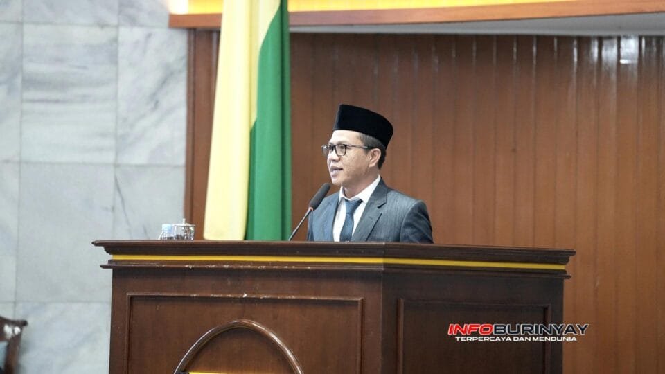 Bupati Bandung Dadang Supriatna menyampaikan persetujuan Raperda Penyelenggaraan Keolahragaan Daerah dalam Rapat Paripurna DPRD Kabupaten Bandung