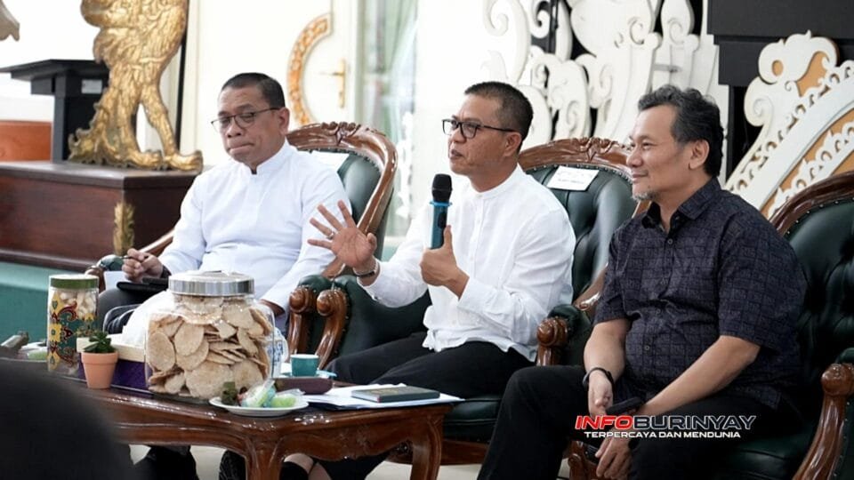 Bupati Bandung Dadang Supriatna menyampaikan sambutan dalam forum LKS Tripartit bersama serikat pekerja di Rumah Dinas Soreang