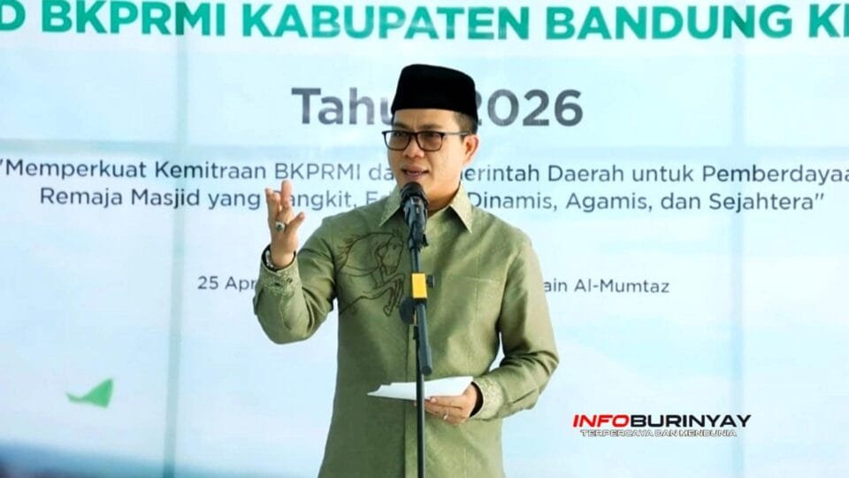 Bupati Bandung Dadang Supriatna menyampaikan sambutan pada Musda VII BKPRMI Kabupaten Bandung di Ponpes Barokatul Walidain Al Mumtaz, Soreang, 25 April 2026