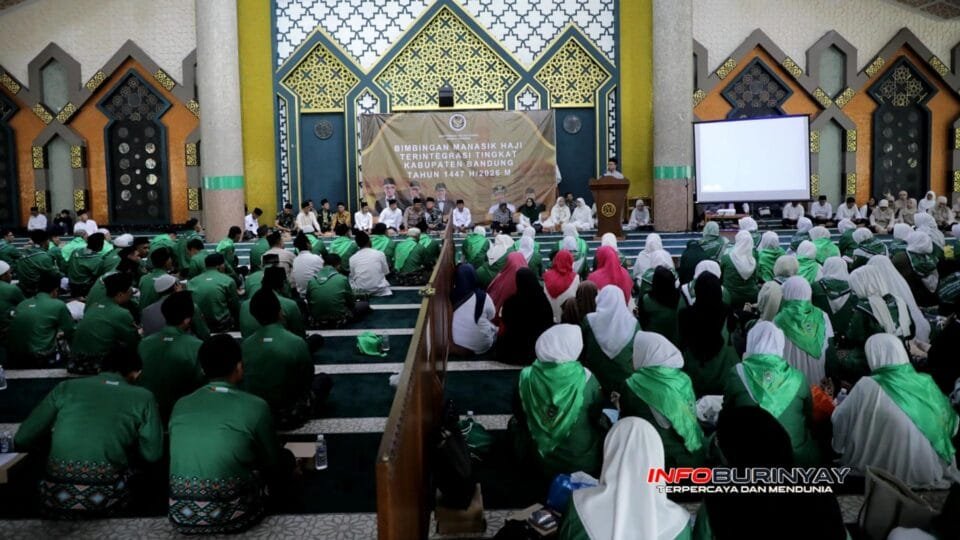 Calon jamaah haji Kabupaten Bandung mengikuti bimbingan manasik haji tingkat kabupaten di Masjid Agung Al-Fathu
