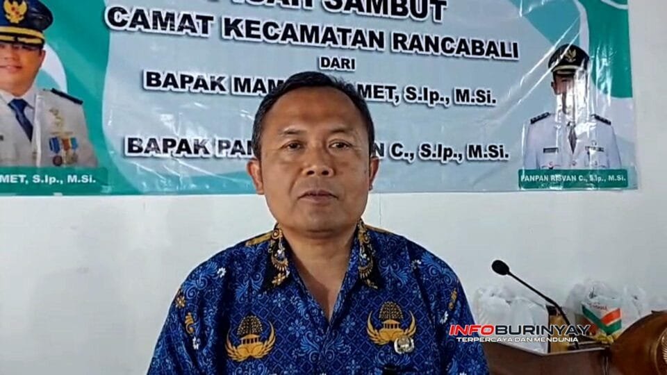 Camat Rancabali PanPan Risvan memberikan keterangan saat wawancara pada acara pisah sambut di Desa Patengan