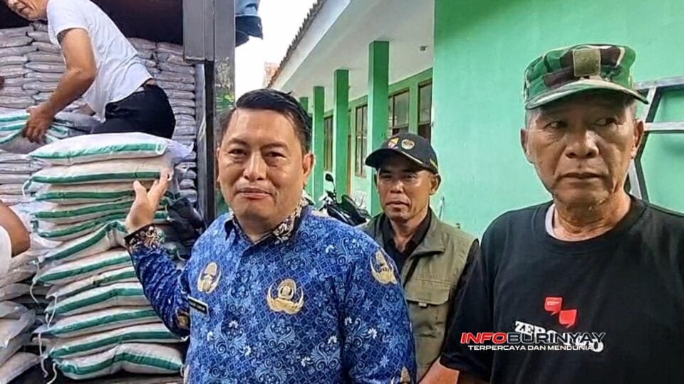 Camat Rancaekek Gugum Gumilar meninjau langsung bantuan pangan berupa karung beras untuk warga terdampak banjir di Rancaekek