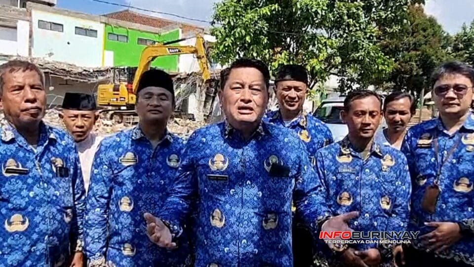 Camat Rancaekek Gugum Gumilar meninjau langsung pembongkaran kantor kecamatan bersama jajaran di lokasi proyek