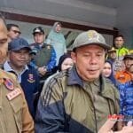 Cucun Ahmad Syamsurijal memberikan keterangan kepada media saat monitoring dan penyaluran bantuan banjir di Rancaekek, Kabupaten Bandung