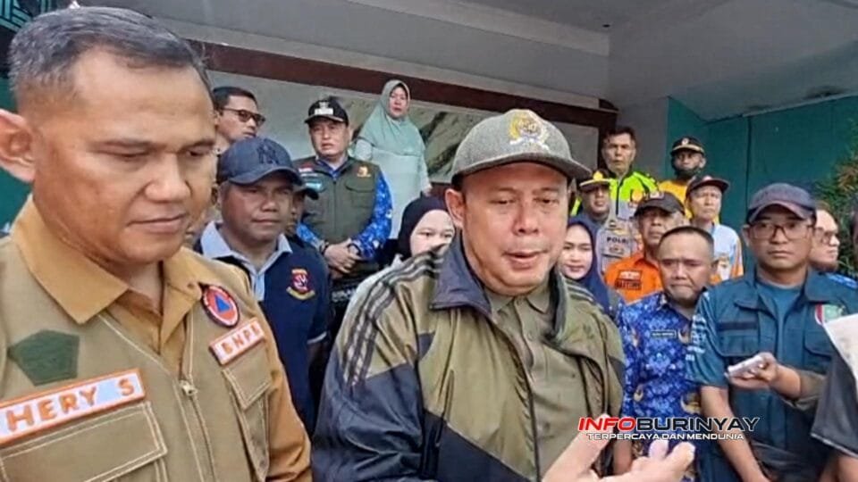 Cucun Ahmad Syamsurijal memberikan keterangan kepada media saat monitoring dan penyaluran bantuan banjir di Rancaekek, Kabupaten Bandung