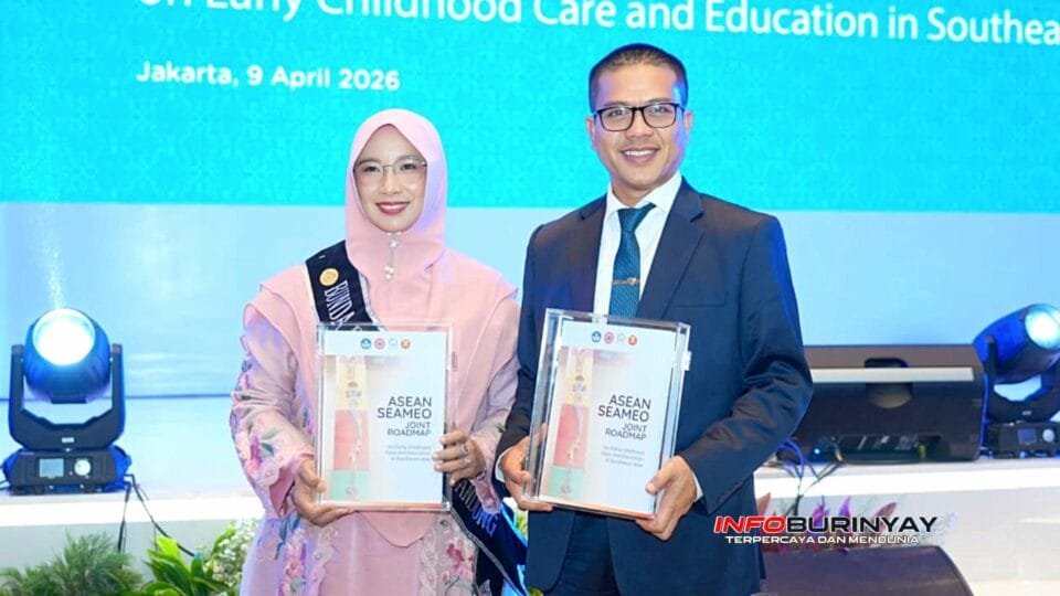 Dadang Supriatna dan Emma Dety Permanawati menunjukkan dokumen ASEAN–SEAMEO Joint Roadmap ECCE di Jakarta