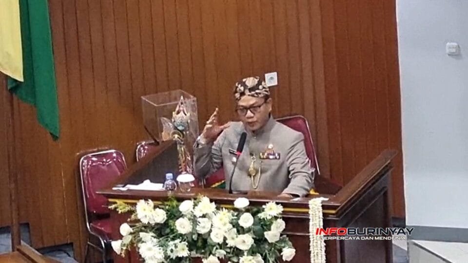 Dadang Supriatna menyampaikan sambutan dalam Rapat Paripurna HUT ke-385 Kabupaten Bandung di DPRD Soreang