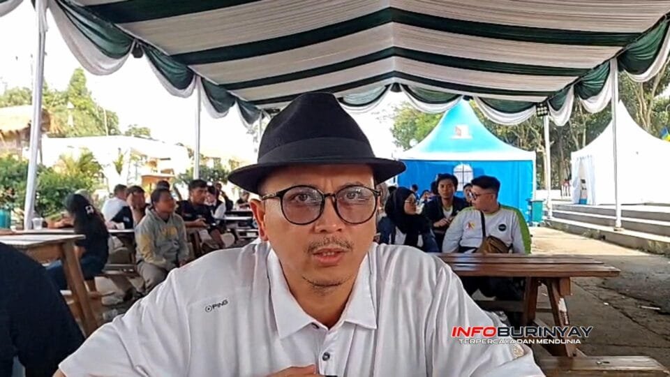 Dicky Anugrah memberikan keterangan saat wawancara di lokasi Bandung Bedas Expo 2026 terkait penguatan UMKM dan olahraga masyarakat.
