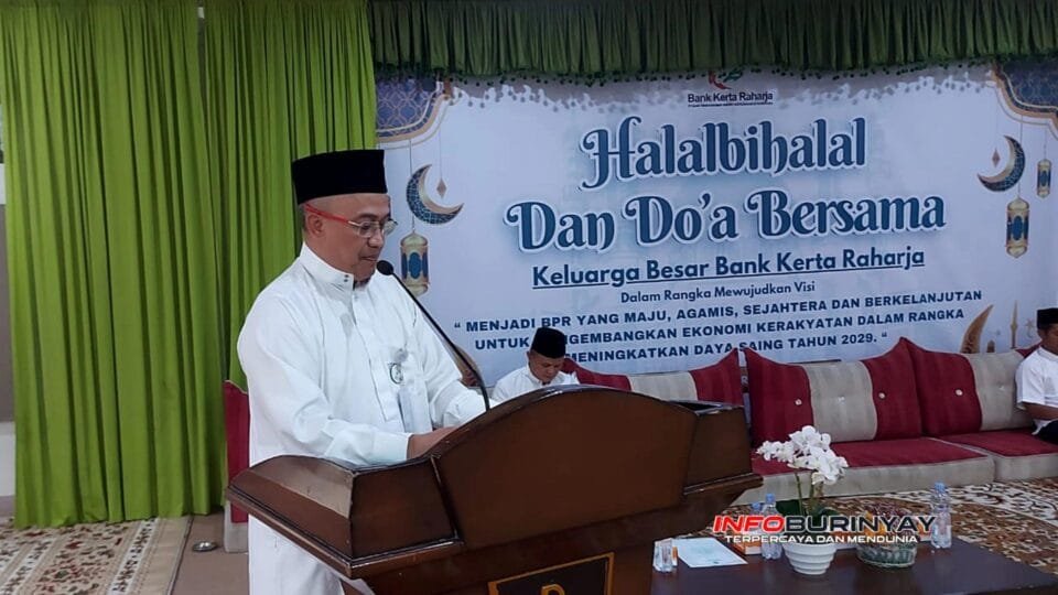Direktur Utama BPR Kerta Raharja H. Aep Hendar Cahyadi menyampaikan sambutan pada acara halal bihalal dan doa bersama di Pesantren Daarul Maarif Kabupaten Bandung