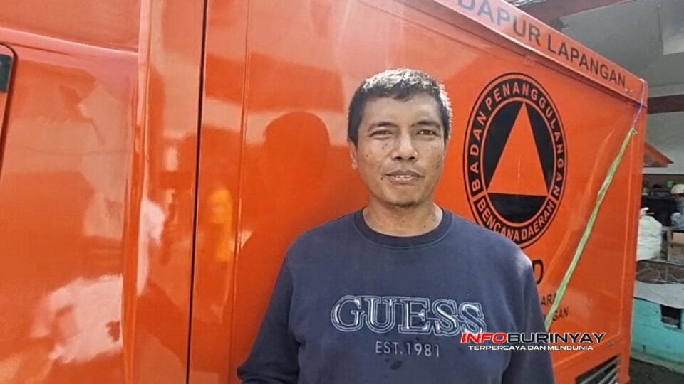 Direktur Utama PT Istana Aurora Makmur H. Herdia memberikan keterangan terkait bantuan banjir di Desa Sukamanah Rancaekek Kabupaten Bandung