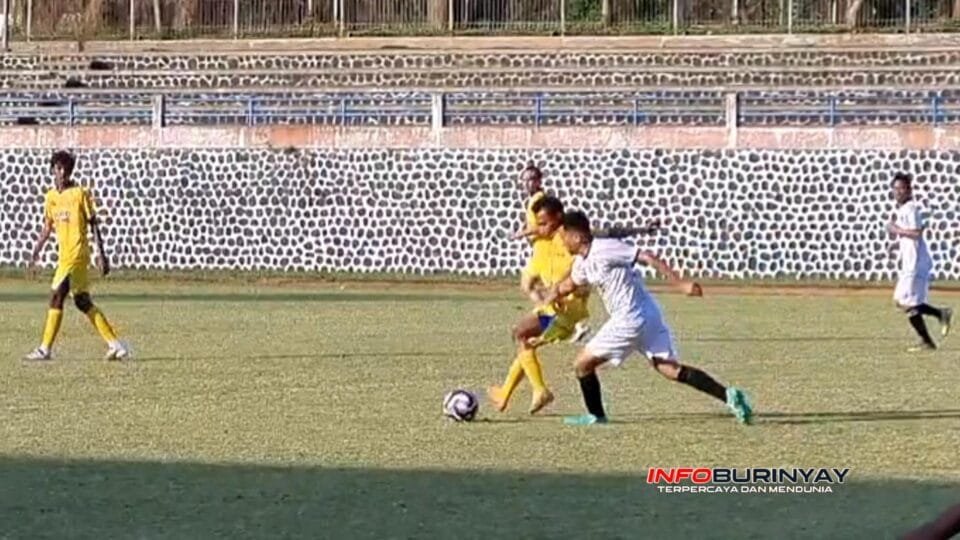 Duel sengit pemain Balad R-One melawan DBMPR dalam laga babak 8 besar Liga Sabrengna Piala Gubernur Jawa Barat di Lapang IPDN Jatinangor