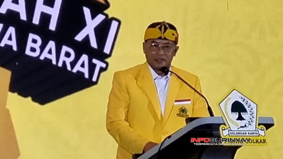 Erwan Setiawan menyampaikan sambutan dalam Musda XI DPD Partai Golkar Jawa Barat di Bandung dengan mengenakan jas kuning khas Golkar.
