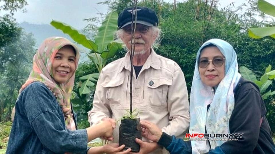 Eyang Memet bersama dua perempuan menunjukkan bibit tanaman dalam kegiatan pelestarian lingkungan di Kabupaten Bandung pada momentum Hari Kartini 2026