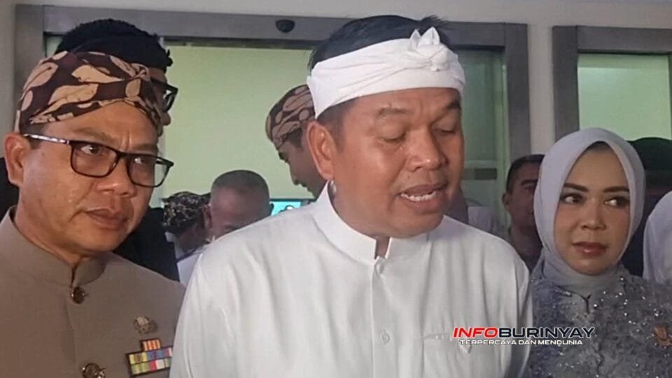 Gubernur Jawa Barat Dedi Mulyadi memberikan keterangan kepada awak media usai Rapat Paripurna Hari Jadi ke-385 Kabupaten Bandung di Soreang