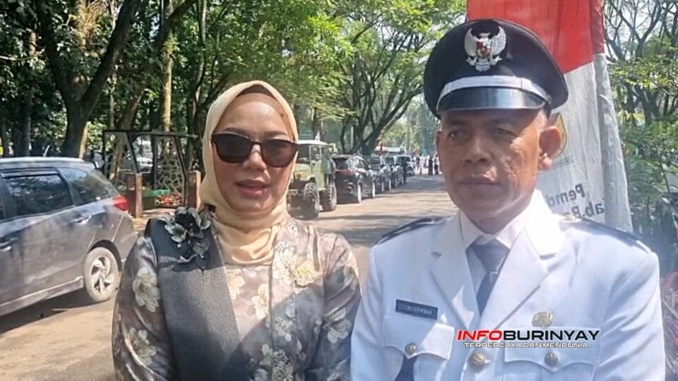 Hj Linda Herlina bersama suami saat memberikan keterangan kepada awak media usai menghadiri peringatan Hari Jadi Kabupaten Bandung ke-385 di Soreang