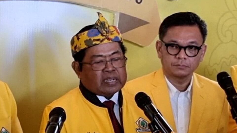 Idrus Marham menyampaikan keterangan saat membuka Musda XI Partai Golkar Jawa Barat di hadapan awak media, mengenakan jas kuning khas Golkar dan berbicara di podium dengan mikrofon.
