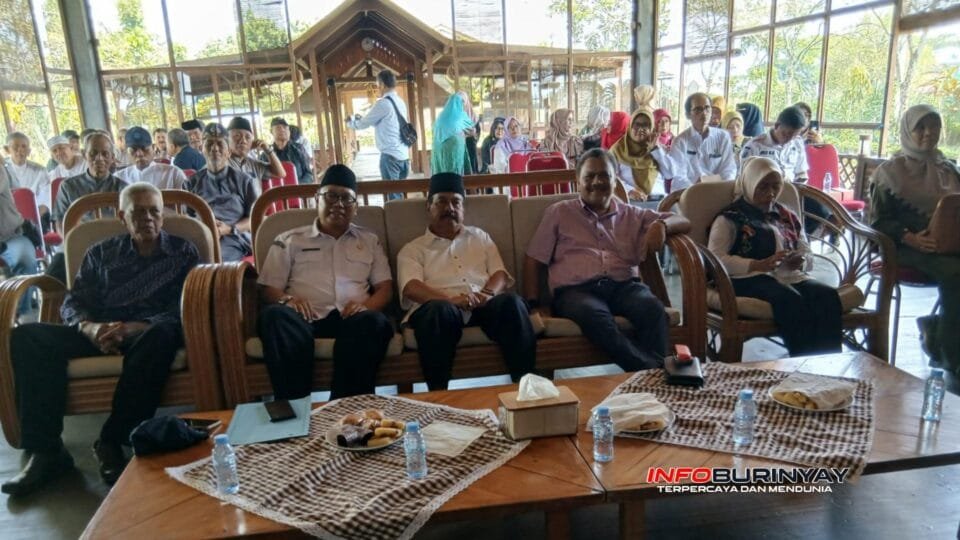 Kepala Dinas DALDUKPPA Kabupaten Bandung dr. Mulja Munadjat bersama tokoh masyarakat Bambang Budiraharjo menghadiri Halal Bihalal Juang Kencana di Cangkuang