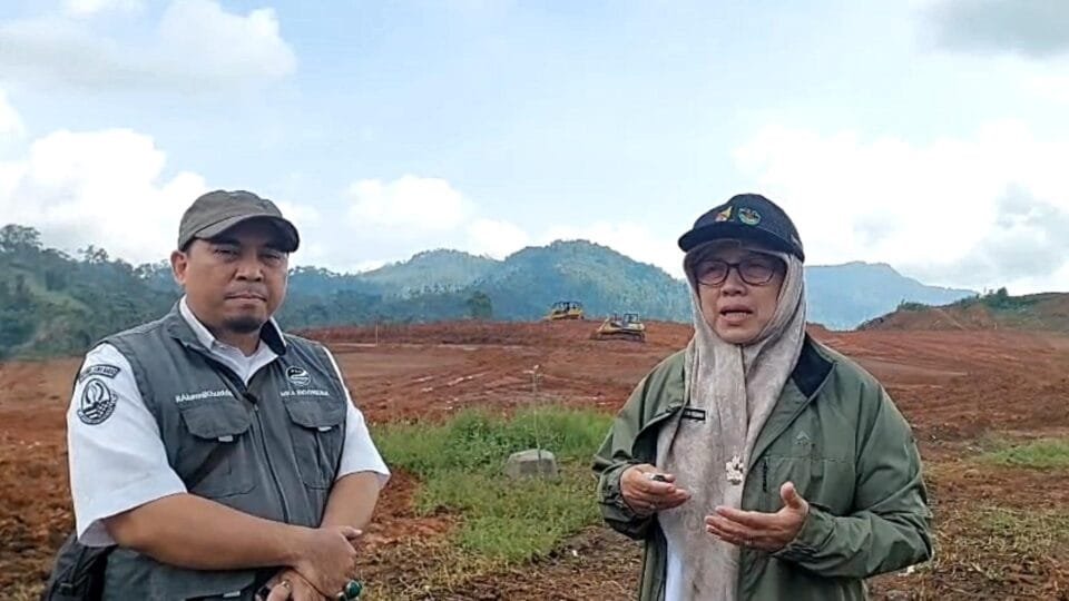 Kepala Dinas Sosial Kabupaten Bandung, Hj. Ningning Hendasah bersama PPTK Dinas PUTR Hanip Ahmad meninjau langsung progres pematangan lahan Sekolah Rakyat di Ciwidey