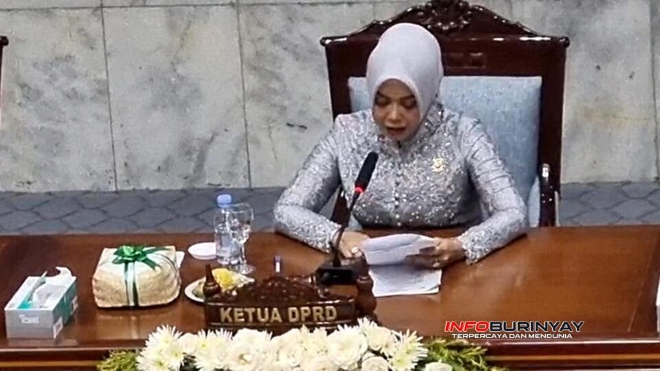 Ketua DPRD Kabupaten Bandung Hj. Renie Rahayu Fauzi menyampaikan sambutan dalam Rapat Paripurna HUT ke-385 Kabupaten Bandung di Soreang