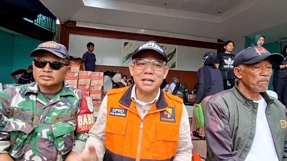 Ketua Komisi D DPRD Kabupaten Bandung Cecep Suhendar memberikan keterangan saat meninjau banjir di Desa Sukamanah, Rancaekek