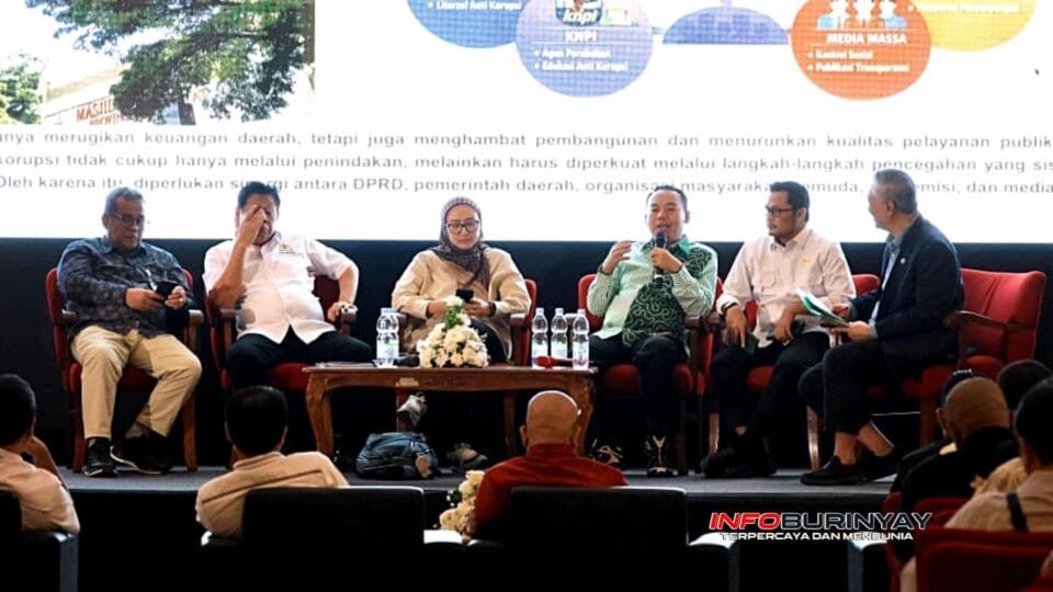 Ketua Komisi I DPRD Jawa Barat Rahmat Hidayat Djati (ketiga dari kanan) saat menjadi pembicara dalam seminar pencegahan korupsi di Gedung Merdeka, Bandung