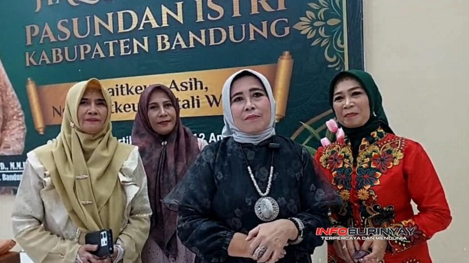 Ketua Pasundan Istri Kabupaten Bandung Hj. Rida Restuti Suryana memberikan keterangan dalam kegiatan Halal Bihalal di Soreang