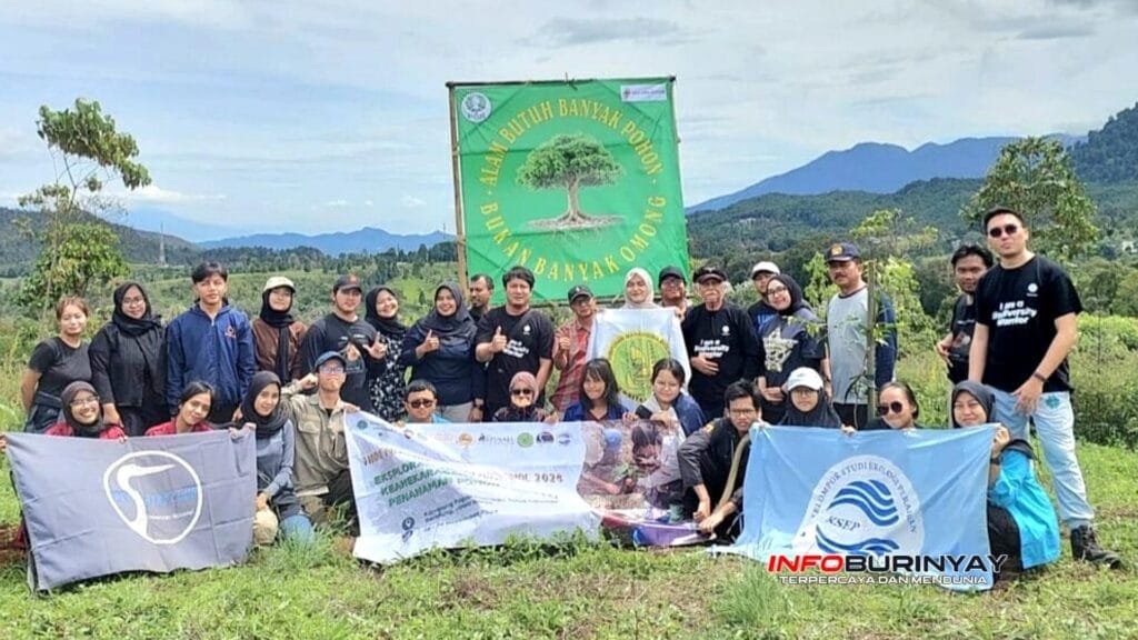 Komunitas pegiat lingkungan berfoto bersama usai kegiatan penanaman pohon di kawasan perbukitan Kabupaten Bandung