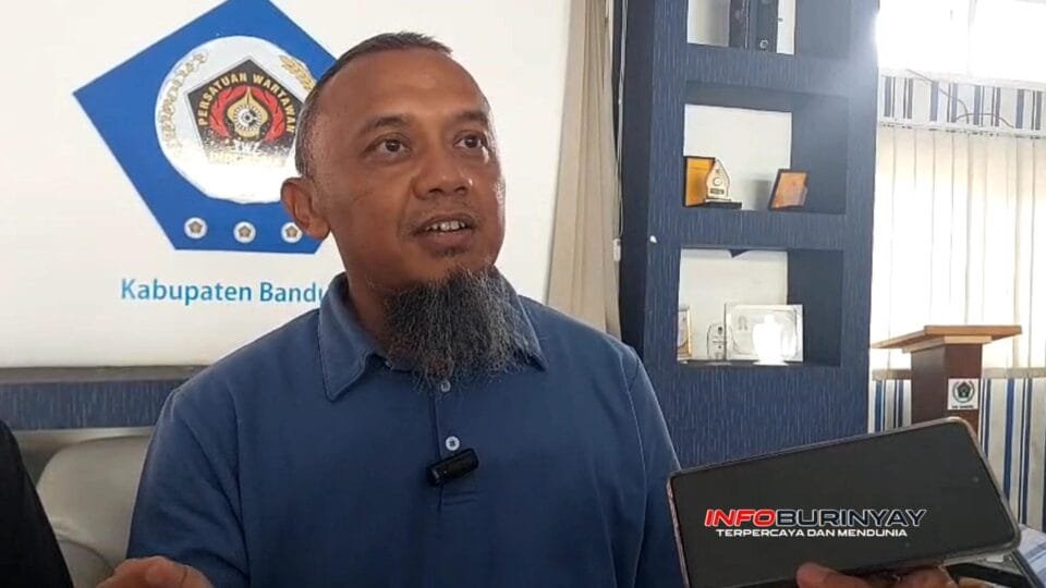 Manager PLN UP3 Majalaya, Widodo, memberikan keterangan kepada awak media di Aula PWI Kabupaten Bandung