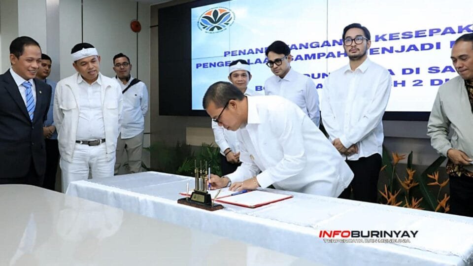 Penandatanganan MoU PSEL Sarimukti oleh Dadang Supriatna di acara Kementerian Lingkungan Hidup di Jakarta