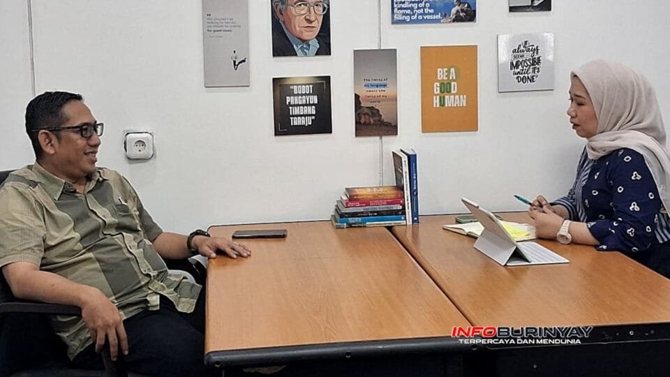 Pengamat sosial politik Muhammad Farid saat wawancara di kanal YouTube RHD Creative Network bersama seorang pewawancara di ruang diskusi.