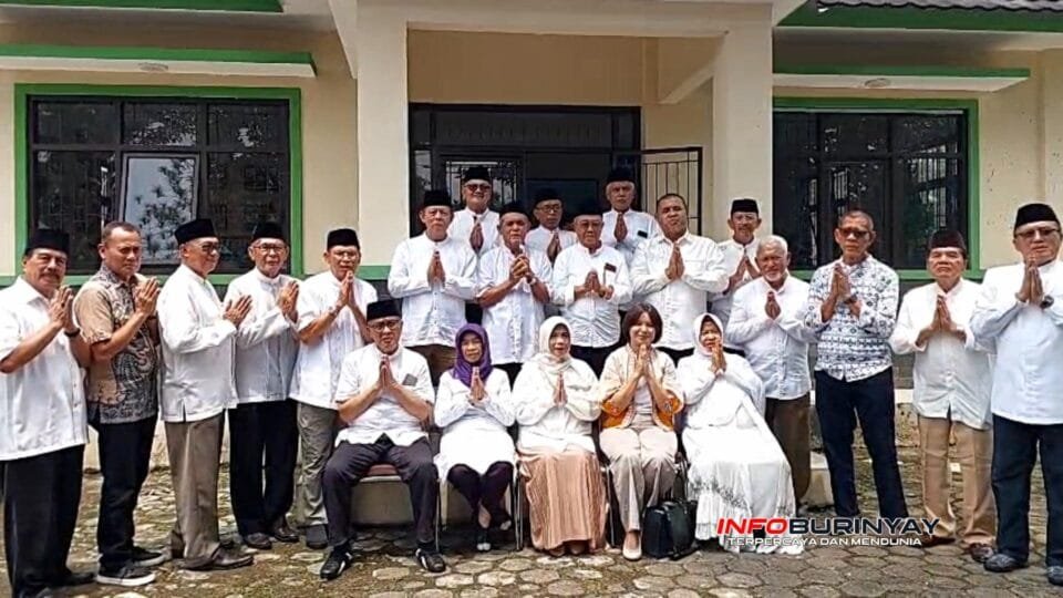 Pengurus dan anggota PWRI Kabupaten Bandung berfoto bersama usai kegiatan halal bihalal Idulfitri 1447 Hijriah di Sekretariat Soreang