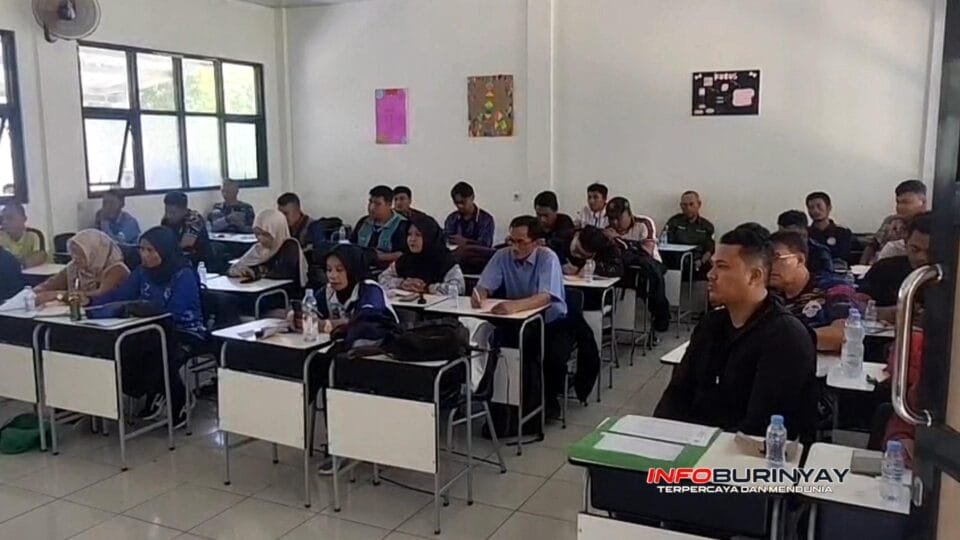 Peserta technical meeting O2SN SMP 2026 Sub Rayon 05 Cileunyi mengikuti rapat koordinasi di ruang kelas SMPN 5 Cileunyi
