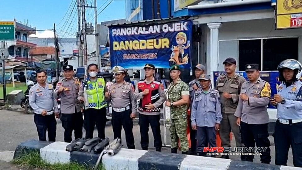 Petugas gabungan Polsek Rancaekek bersama TNI, Satpol PP, Linmas, dan Dishub menunjukkan hasil razia knalpot brong di Pospam Pertigaan Dangdeur, Kabupaten Bandung