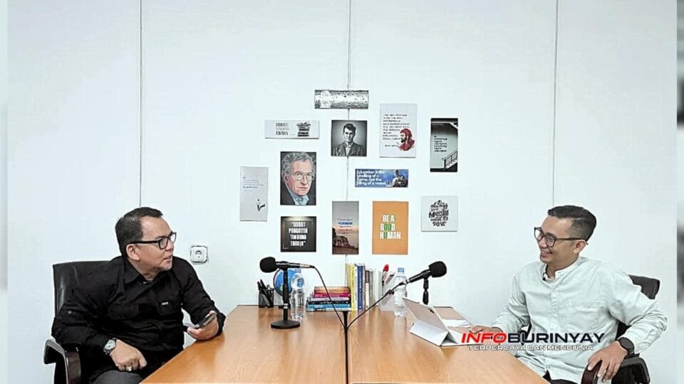 Prof. Dr. Mahi M. Hikmat saat wawancara membahas prinsip bebas aktif RI dalam konflik Iran-Israel di channel YouTube RHD Creative Network