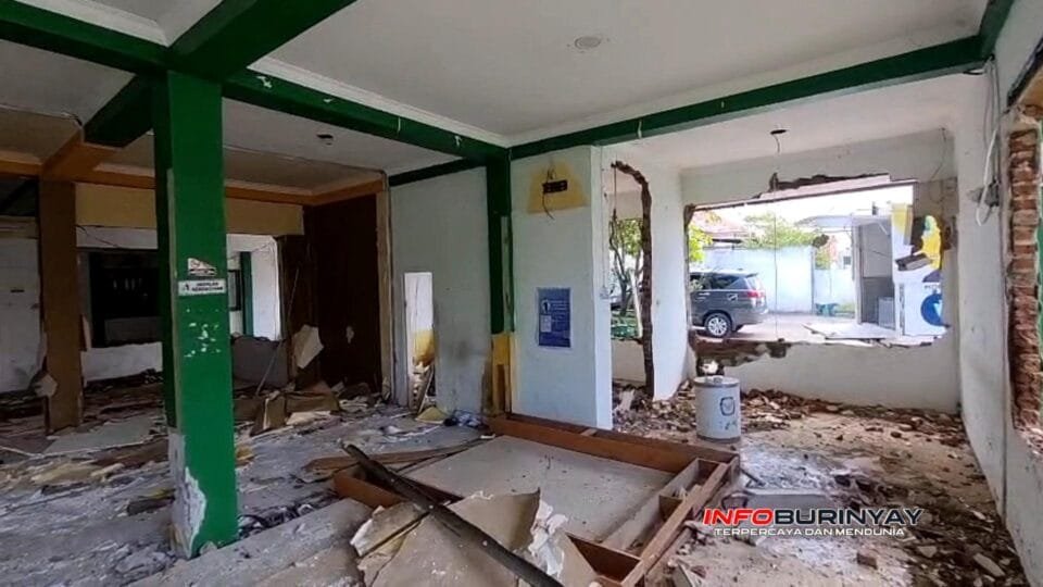 Proses renovasi Kantor Kecamatan Rancaekek Kabupaten Bandung mulai dikerjakan dengan aktivitas pembangunan di area gedung utama
