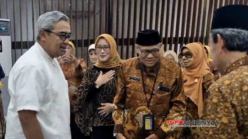 Sejumlah anggota PWRI Kota Bandung bersalaman dengan pejabat Pemerintah Kota Bandung dalam acara halalbihalal Idulfitri 1447 H di Balai Kota Bandung.