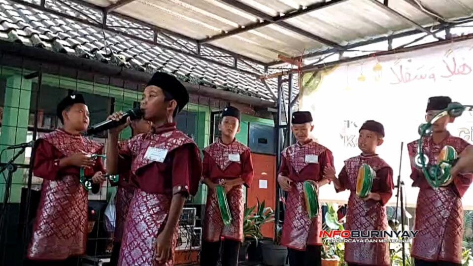 Siswa SD se-Ciwidey tampil dalam lomba kosidah Pentas PAI 2026 dengan mengenakan busana muslim dan memainkan alat rebana di atas panggung