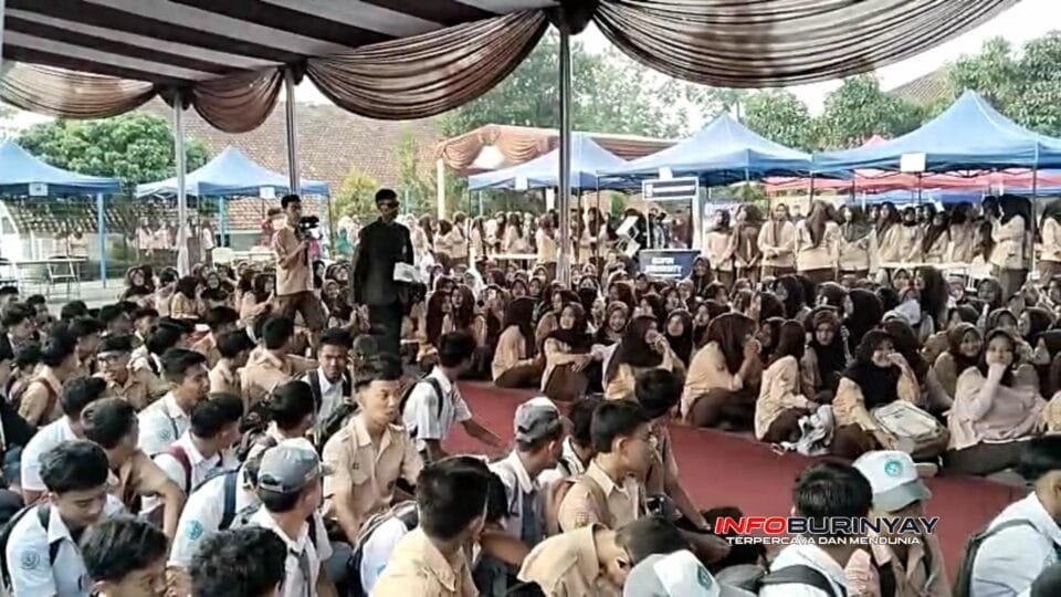 Siswa SMKN 1 Majalaya memadati area kegiatan Education Fair 2026 di halaman sekolah, mengikuti sesi informasi kampus dan berbincang dengan perwakilan perguruan tinggi.