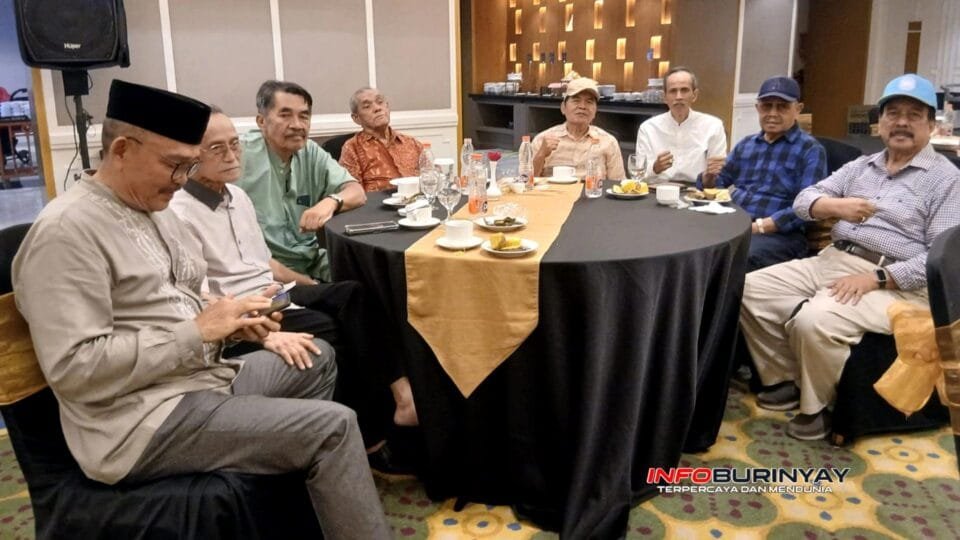 Suasana kebersamaan anggota Kawargian Bale Bandung saat Halal Bihalal Syawal 1447 H di Ruang Kamojang eL Hotel Royale Panghegar Bandung