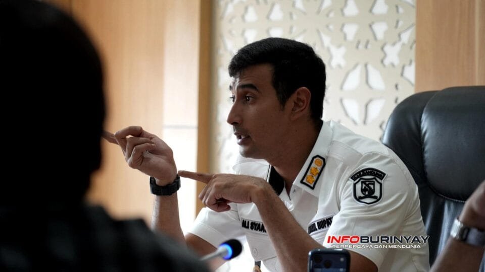 Wakil Bupati Bandung Ali Syakieb memberikan arahan saat audiensi dengan panitia Java Mountain Marathon di ruang rapat.