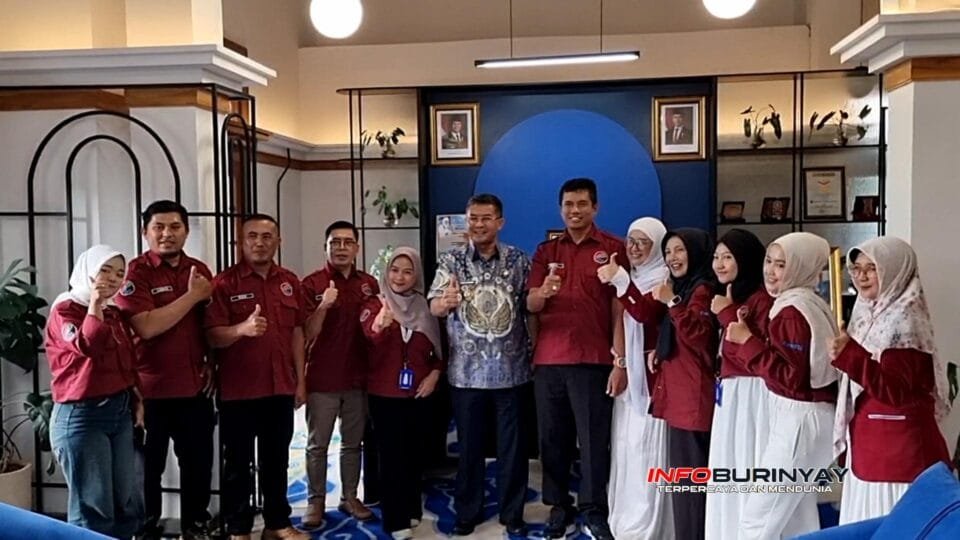 Wakil Gubernur Jawa Barat Erwan Setiawan berfoto bersama jajaran PT Istana Aurora Makmur usai silaturahmi di ruang kerja di Jawa Barat