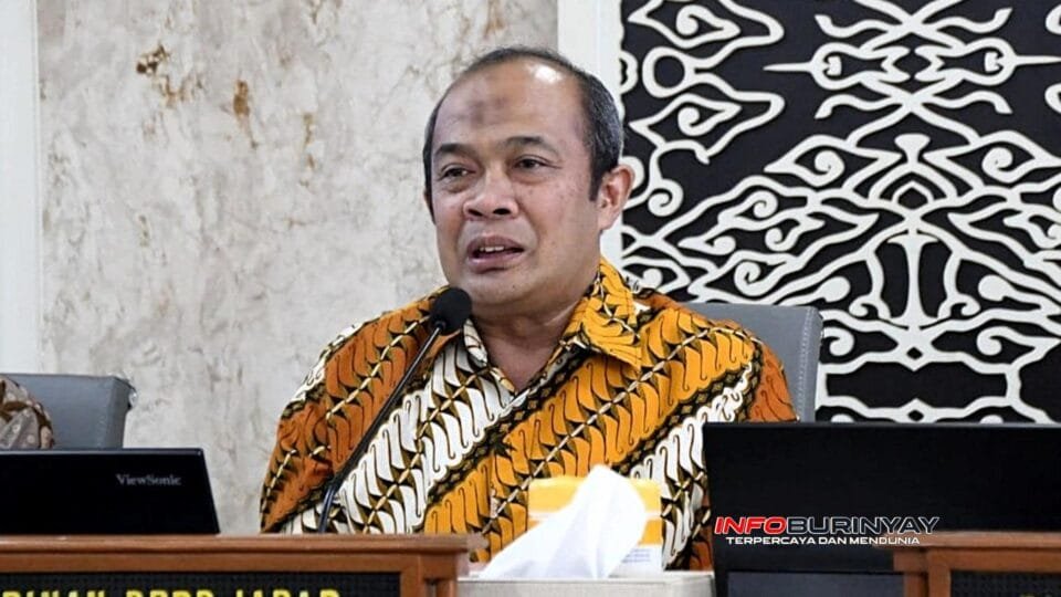 Wakil Ketua DPRD Jawa Barat Iwan Suryawan menyampaikan pandangan terkait Ranperda Pengelolaan dan Pemanfaatan Air dalam rapat di Karawang